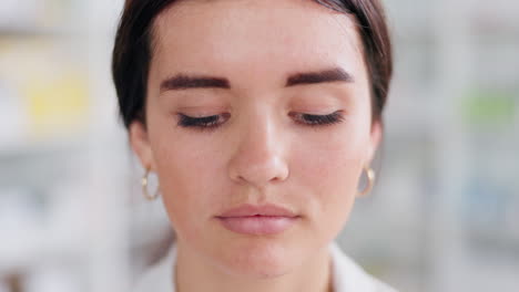 mujer elegante riendo con los ojos grises abiertos