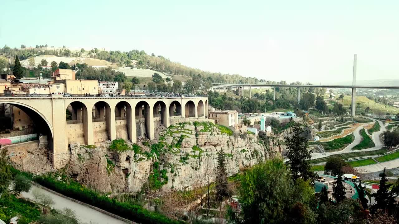 이 스톡 푸티지 클립은 도시의 다리의 독특한 건축물과 도시 경관의 멋진 전망을 보여줍니다.