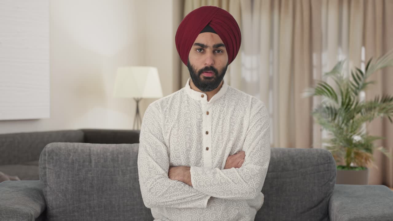 Uomo indiano Sikh serio che guarda