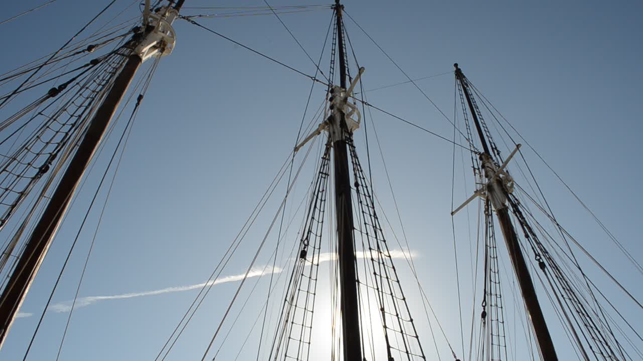 Port Vell'e demirlemiş eski fırkateyn. Bölgede Maremagnum adlı bir eğlence merkezi, dükkanlar ve dinlenme alanı, bir IMAX sineması ve bir akvaryum bulunmaktadır