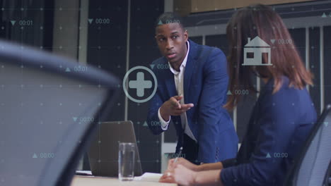 animación de iconos de medios y procesamiento de datos sobre diversos colegas que utilizan computadora portátil en la oficina