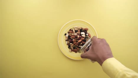 persona vertiendo la mezcla de rastro de un frasco en un plato