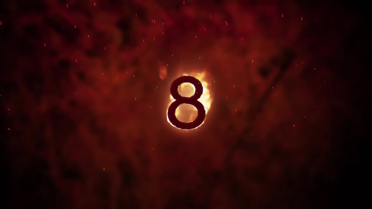 8 en llamas sobre un fondo naranja