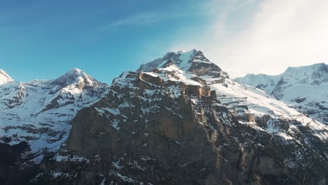 majestuosa cordillera suiza con pico nevado, paisaje invernal soleado