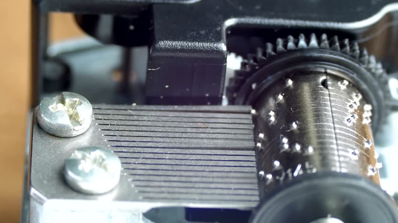 el mecanismo de la caja de música gira