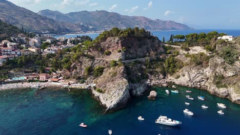 A-scenic-coastal-town-with-boats-in-crystal-clear-blue-waters,-aerial-view