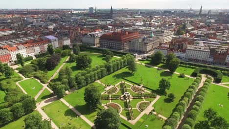 Una-Vista-Aérea-Muestra-A-La-Gente-Disfrutando-De-Un-Parque-Público-En-Las-Afueras-De-Copenhague,-Dinamarca