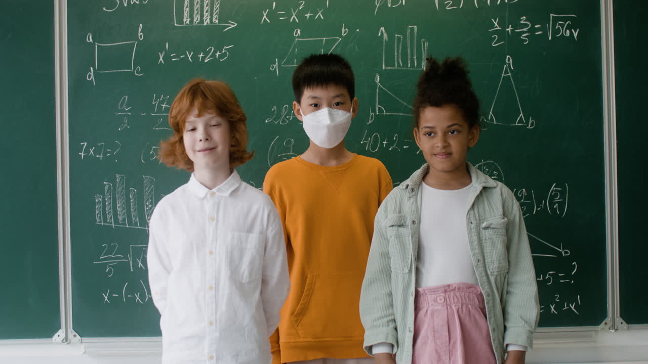 카메라를 향해 포즈를 취하는 학생들.