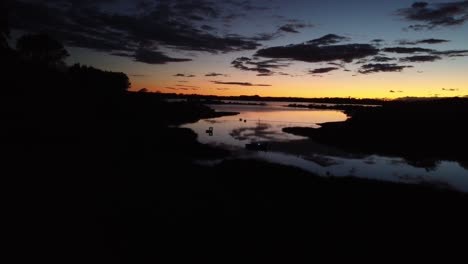 Sonnenaufgangs-Segelboot-Drohnenaufnahmen-Am-See