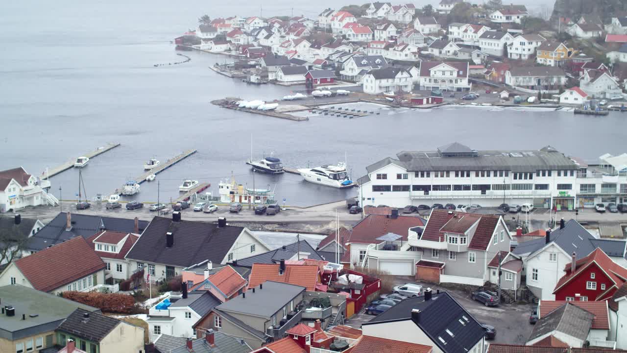 Panoramablick auf die Innenstadt von Kragerø, Telemark, Norwegen, mit kleinen Yachthäfen an einem bewölkten Tag