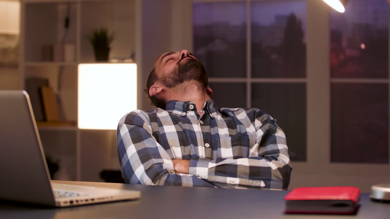 hombre cansado durmiendo en su escritorio