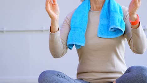 ältere-Frau,-Die-Yoga-Im-Yogazentrum-4k