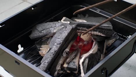 Carbón-Ardiente,-Preparación-Para-Barbacoa