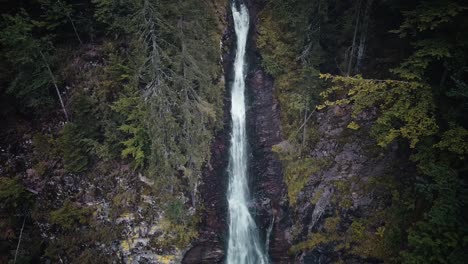 Wunderschöner-Wasserfall,-Der-Mit-Einer-Drohne-Aufgenommen-Wurde-Und-Sich-In-Einem-Mystischen-Wald-Befindet
