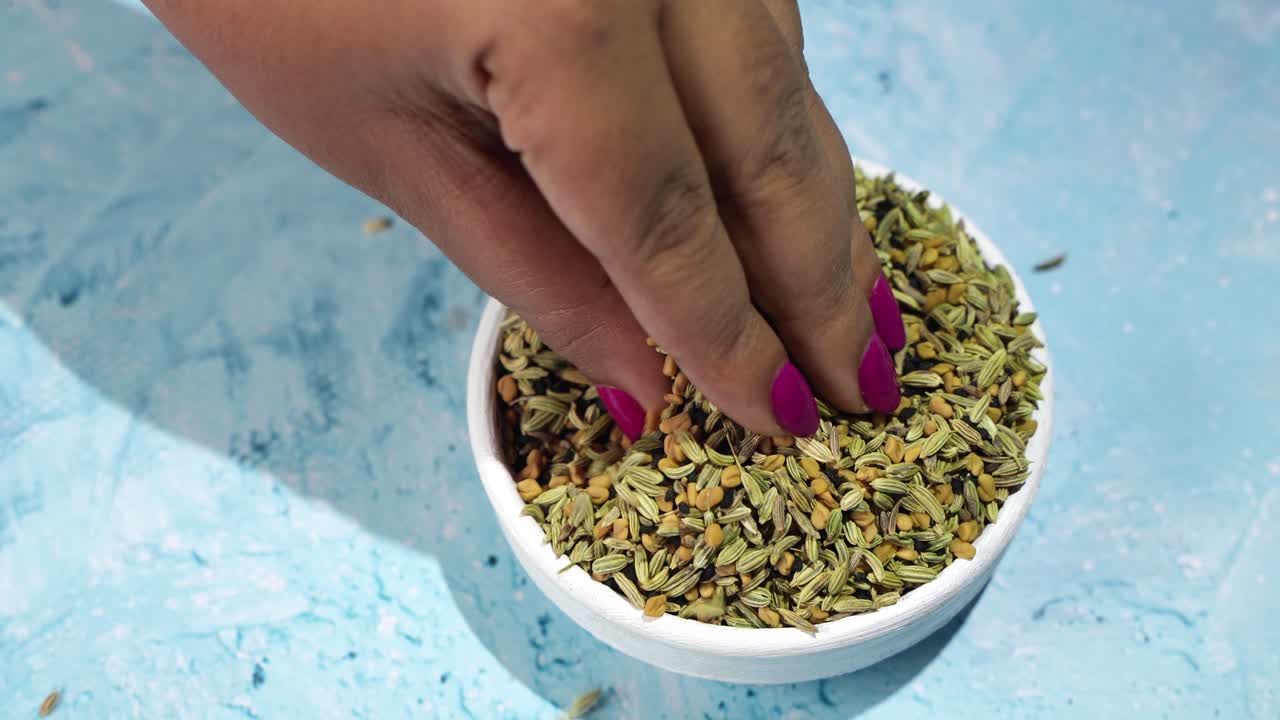 panch phoron es una mezcla de especias entera, originaria de la parte oriental de la india y utilizada en las cocinas de la india oriental y el noreste de la india.