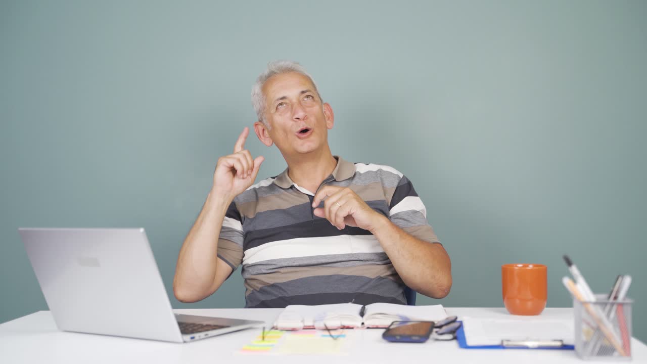 Un uomo pensieroso ha una grande idea