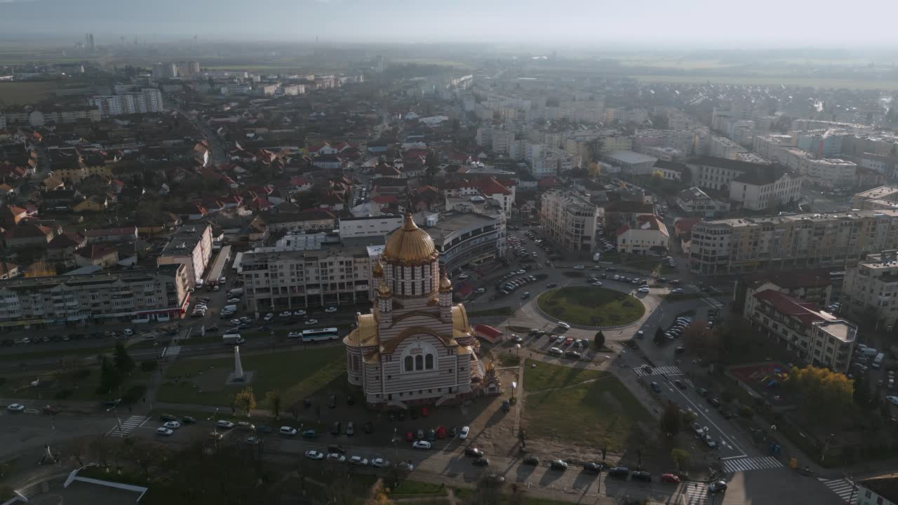 vuelo estático de drones aéreos sobre la catedral de la iglesia ortodoxa catedrala sfântul ioan botezătorul de făgăraș en românia - vista de pájaro de fagaras en rumania en invierno con rotonda