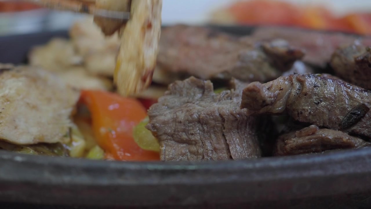 Daging dan Sayuran Panggang Disajikan di Atas Piring Panas yang Mendesis
