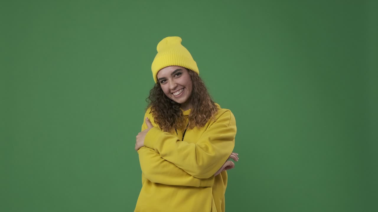 Mulher rindo contra fundo verde.