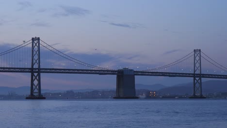 Oakland-Bay-Bridge-al-amanecer