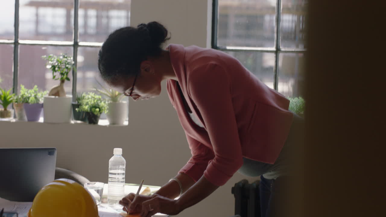 임신한 비즈니스 여성 건축가 건물 계획을 사용하여 건설 프로젝트에서 일하는 여성 엔지니어 브레인 스토밍 디자인 솔루션 계획 현대 사무실에서 개발 전략