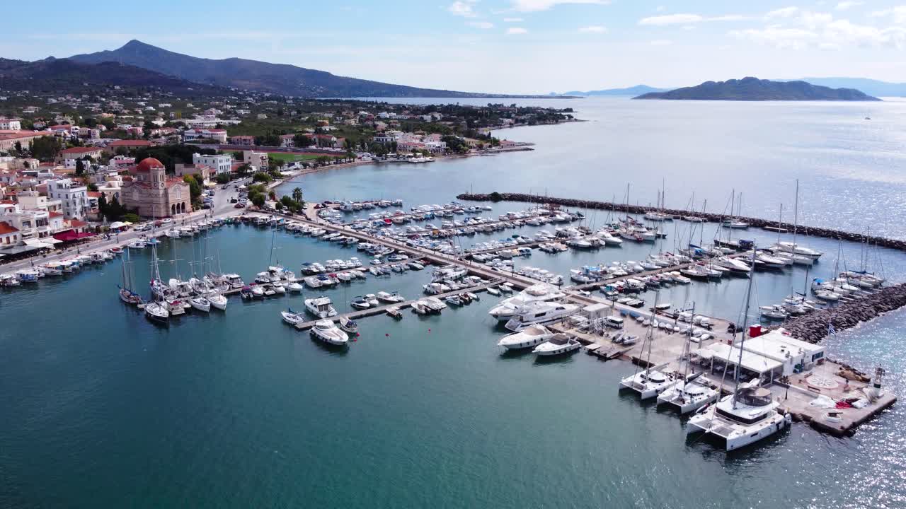 una vista azul de yates en la marina principal en la isla de aegina, islas sarónicas, grecia