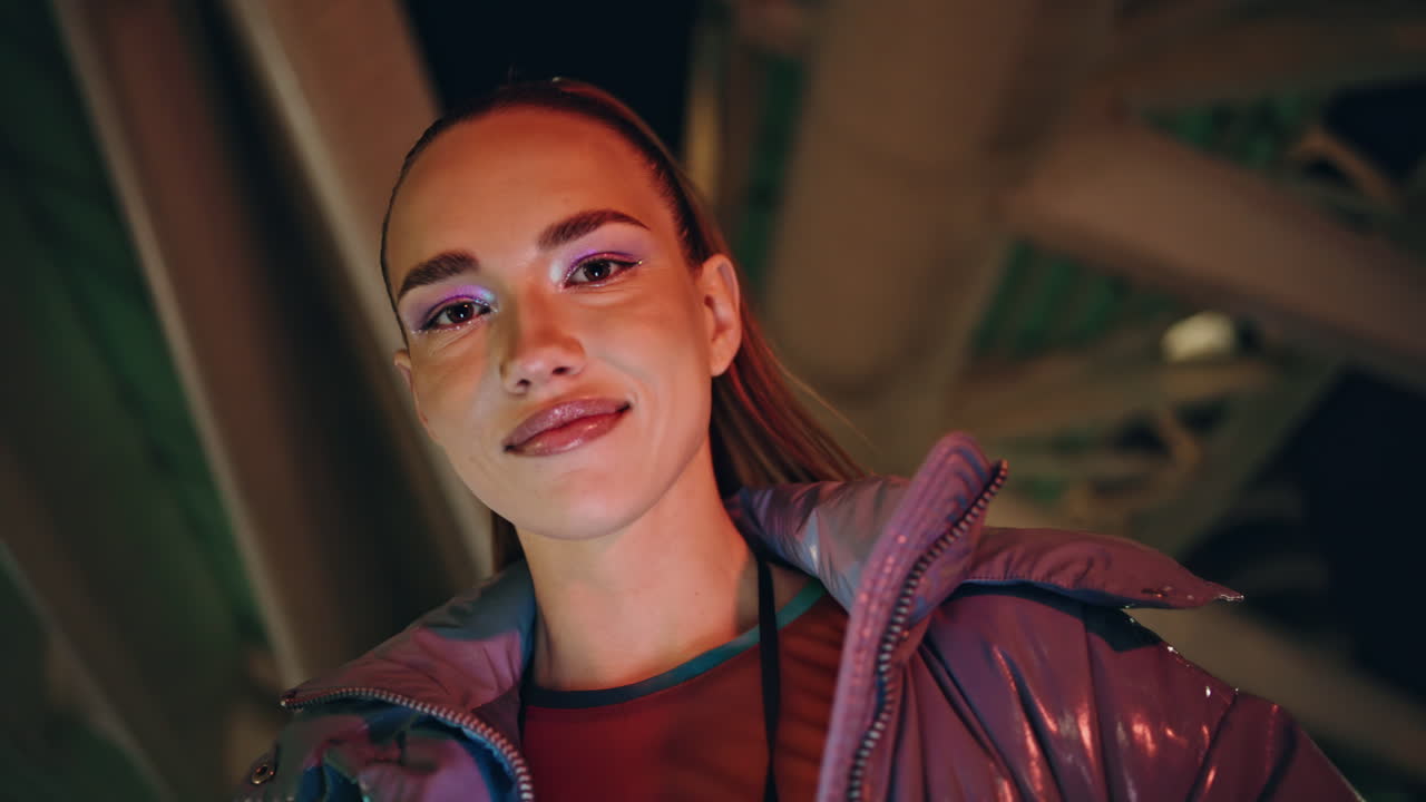 retrato de una hermosa chica brillante con maquillaje de moda mirando la cámara. modelo elegante