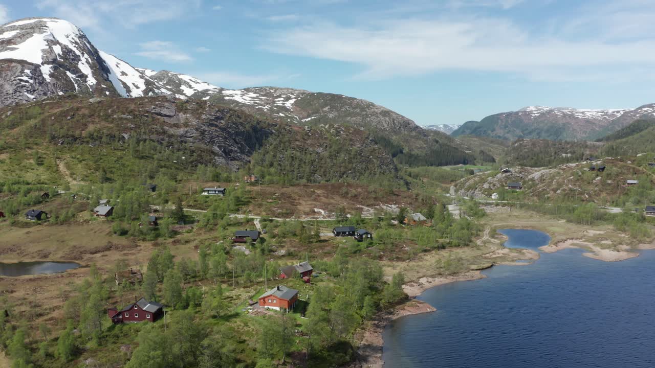 antena en movimiento hacia adelante de pequeñas casas de recreo y cabañas en berge en bergsdalen - noruega vaksdal