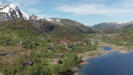 Antena-En-Movimiento-Hacia-Adelante-De-Pequeñas-Casas-De-Recreo-Y-Cabañas-En-Berge-En-Bergsdalen---Noruega-Vaksdal