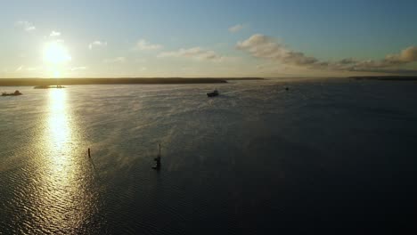 vista aérea de drones de una silueta de buque de carga general que avanza durante la luz del sol de la mañana en el archipiélago finlandés