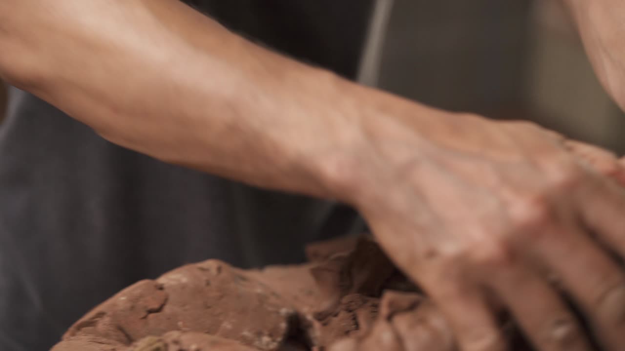 un video de demostración en primer plano del escultor profesional moldeando arcilla. el alfarero crea esculturas de cerámica en el taller. concepto de arte moderno