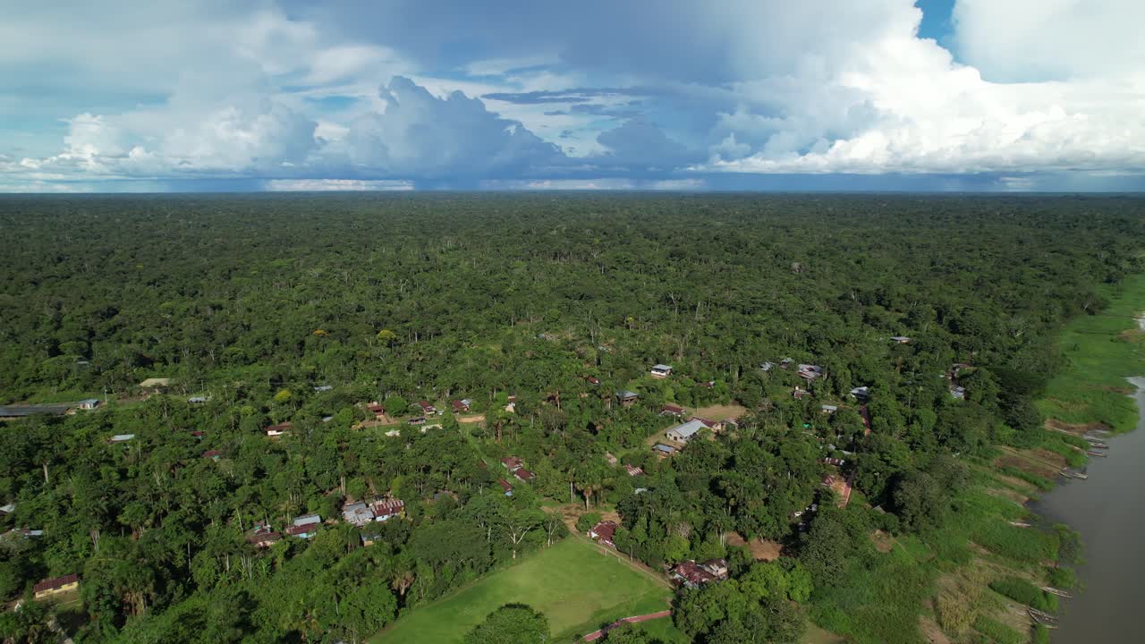 tomada de un avión no tripulado de una aldea indígena en la densa selva cerca del amazonas, colombia