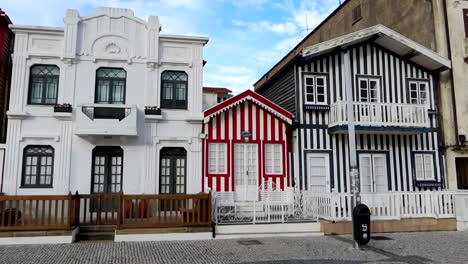 costa nova estableciendo una panorámica de las coloridas casas a rayas, portugal, día