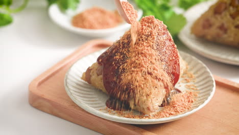 gemüsezongzi. vegetarischer reisknödel für das duanwu-drachenboot-festival.