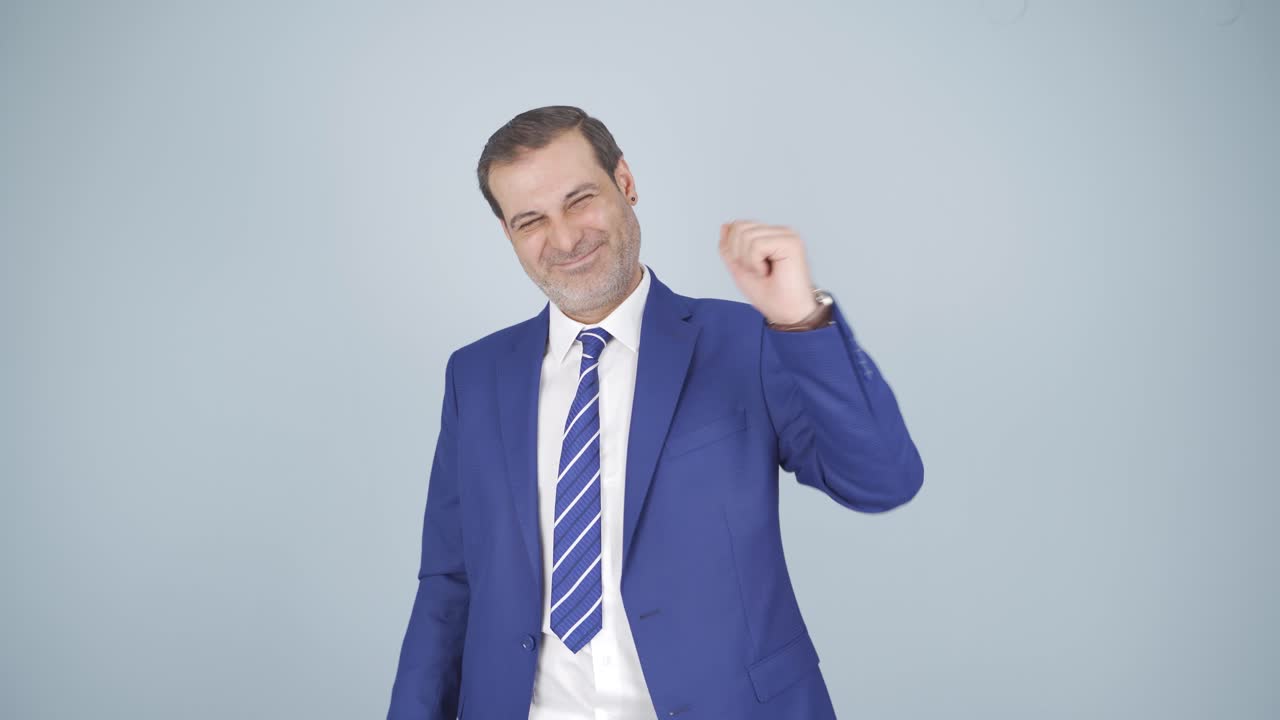 hombre de negocios haciendo gestos lindos a la cámara.