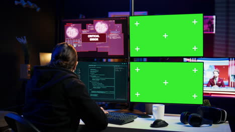 Hacker-Führt-Skript-Auf-Chroma-Key-Display-Aus,-Kann-Firewall-Jedoch-Nicht-Durchbrechen