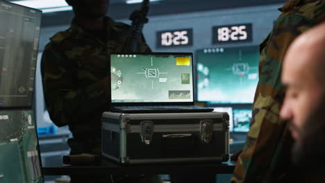 ejército profesional usando el cuaderno para obtener inteligencia ayudando a las tropas