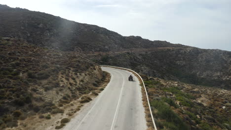 Drone-Volador-Rápido-Siguiendo-A-Una-Pareja-En-Atv,-Quad-En-Las-Montañas-De-Ios,-Grecia