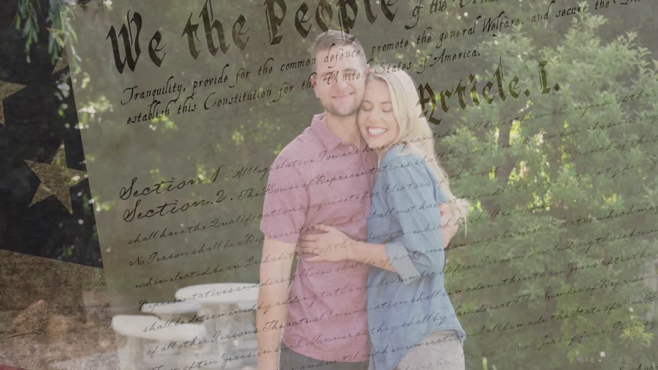 animación de la bandera de ee.uu. y texto sobre pareja caucásica