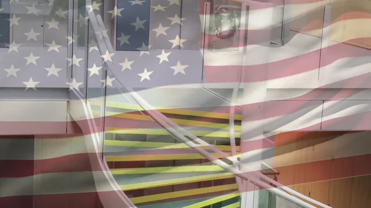 animación de la bandera estadounidense ondeando sobre un empresario afroamericano