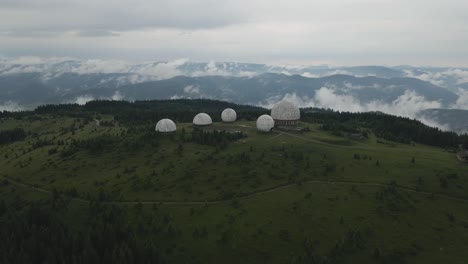 Toma-Aérea-De-La-Estación-De-Radar-Soviética-Abandonada-En-Las-Montañas-De-Los-Cárpatos