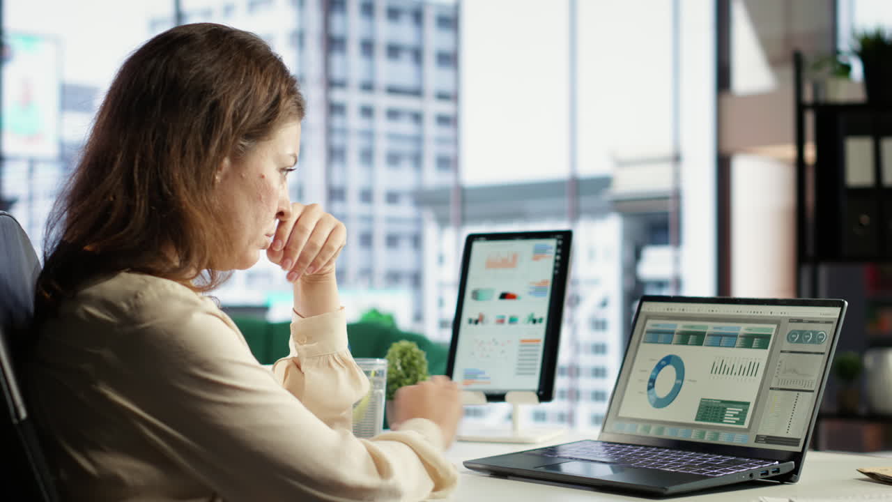 mujer líder ambiciosa que desarrolla un nuevo plan de negocios