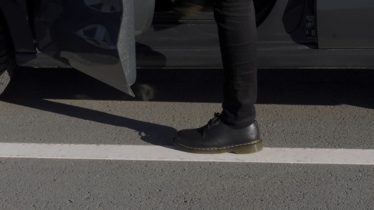 persona saliendo de un coche