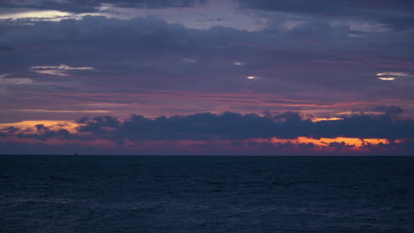 Sonnenlicht-Spiegelt-Sich-In-Flauschigen-Wolken-Bei-Majestätischem-Sonnenuntergang-über-Dem-Meer