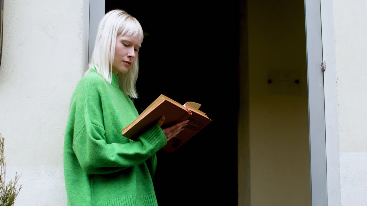 mujer leyendo un libro