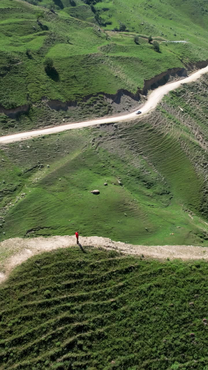 camino de montaña escénico con persona