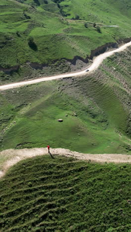 camino de montaña escénico con persona