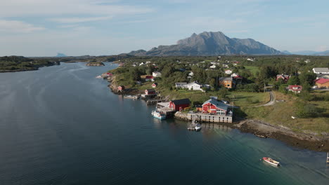 casas y cabañas típicas noruegas durante el día con vistas a la montaña en helgelandskysten, costa de helgeland en noruega