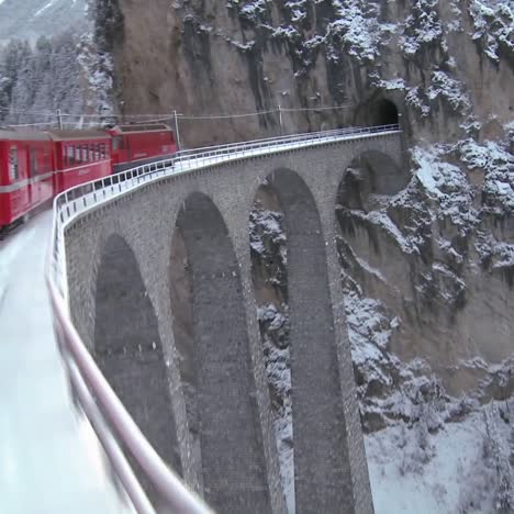 un treno in europa attraversa un ponte straordinario e si tuffa direttamente in un tunnel