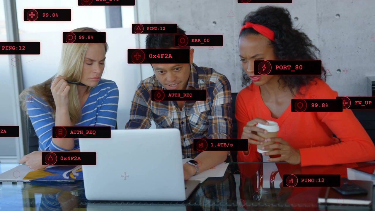 Team di tre persone chinato sul laptop, uomo che digita sulla tastiera causando sovrapposizioni rosse che diagnosticano un problema tecnico